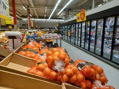 Toronto, On, Kanada - 13 Nisan 2024: Kanada 'daki No Frills marketindeki rafların iç görünümü