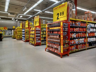 Toronto, On, Kanada - 13 Nisan 2024: Kanada 'daki No Frills marketindeki rafların iç görünümü