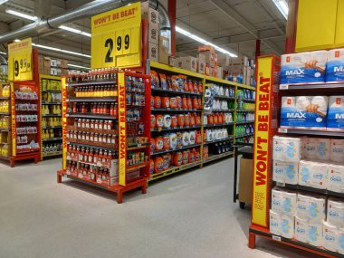 Toronto, On, Kanada - 13 Nisan 2024: Kanada 'daki No Frills marketindeki rafların iç görünümü