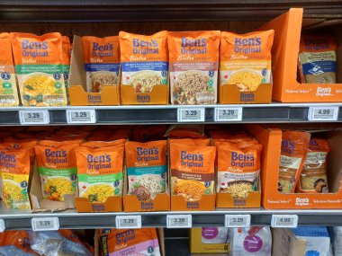 Toronto, On, Kanada - 13 Nisan 2024: Kanada 'daki No Frills marketindeki rafların iç görünümü