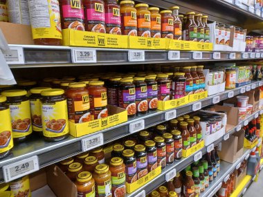 Toronto, On, Kanada - 13 Nisan 2024: Kanada 'daki No Frills marketindeki rafların iç görünümü