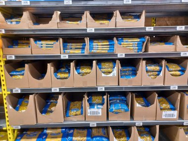 Toronto, On, Kanada - 13 Nisan 2024: Kanada 'daki No Frills marketindeki rafların iç görünümü