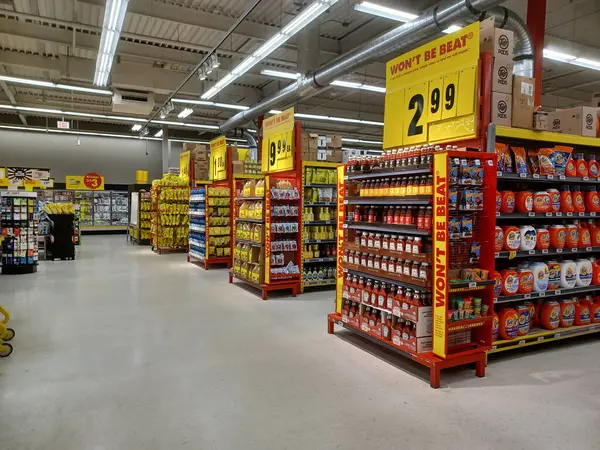 Toronto, On, Kanada - 13 Nisan 2024: Kanada 'daki No Frills marketindeki rafların iç görünümü
