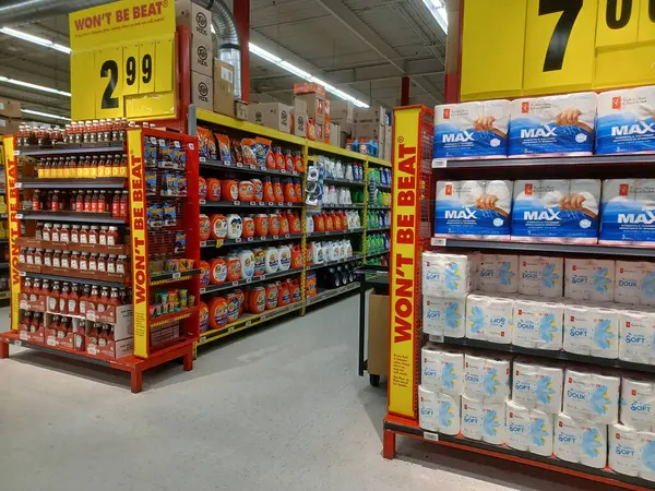 Toronto, On, Kanada - 13 Nisan 2024: Kanada 'daki No Frills marketindeki rafların iç görünümü