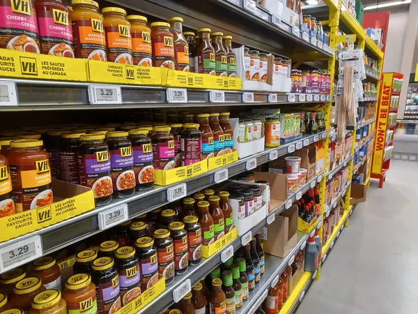Toronto, On, Kanada - 13 Nisan 2024: Kanada 'daki No Frills marketindeki rafların iç görünümü