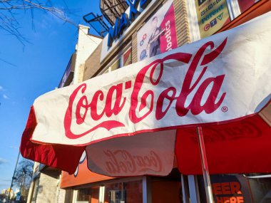 Toronto, ON, Kanada 17 Nisan 2024: Coca Cola Company logosuna bakın.