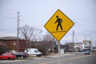 Toronto, ON, Kanada 17 Nisan 2024: Yaya geçidinin sarı işaretine bakın.