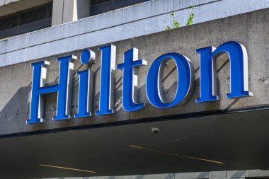 Toronto, ON, Kanada - 23 Mayıs 2024 Toronto 'daki Hilton Oteli tabelasında