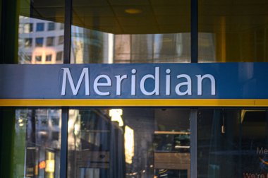 Toronto, ON, Kanada - 17 Şubat 2023: Toronto şehir merkezindeki Meridian Bank logosu