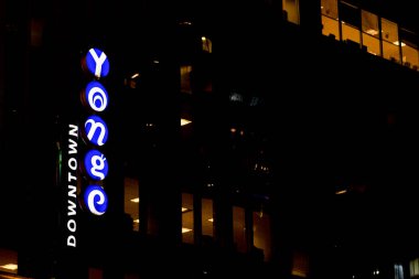 Toronto, ON, Kanada - 30 Ağustos 2023: Toronto 'daki Yonge Street tabelasına bakın. Yonge Caddesi, Kanada 'nın Ontario eyaletinde önemli bir atardamar yoludur.