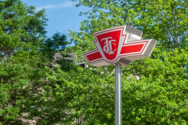 Toronto, ON, Kanada 23 Ağustos 2023 Toronto Dominion Bankası 'nın Toronto' daki binadaki tabelasına bakın..