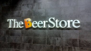 Toronto, ON, Kanada 23 Ağustos 2023 Toronto Dominion Bankası 'nın Toronto' daki binadaki tabelasına bakın..