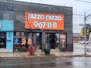 Toronto, ON, Kanada 20 Nisan 2024: Ontario 'daki Pizza Şirketi tabelasında.