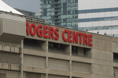 Toronto, ON, Kanada 23 Ağustos 2023: Rogers Centre Kanada 'nın Ontario şehrinde bulunan çok amaçlı geri çekilebilir bir çatı stadyumudur..