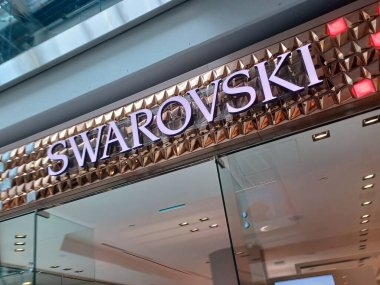 Toronto, ON, Kanada 30 Ağustos 2023: Alışveriş merkezindeki Swarovsky şirketinin tabelasına bakın.