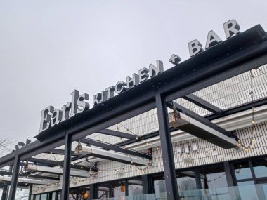 Toronto, ON, Kanada 17 Nisan 2024: Toronto şehir merkezindeki Earls tabelasına bakın. Earls lüks bir lokanta ve bar..