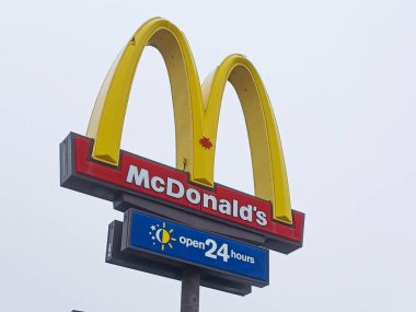 Toronto, ON, Kanada - 17 Mart 2024 McDonald 's Corporation, ABD' li çok uluslu fast food zinciri.