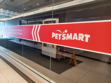 Toronto, ON, Kanada 30 Nisan 2024: Amerika 'daki PetSmart mağazasının tabelasında.