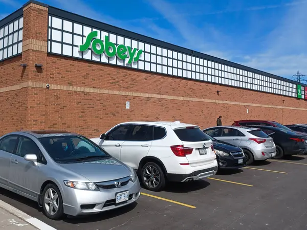 Toronto, ON, Kanada 19 Ocak 2024: Toronto 'daki Sobeys marketinin logosu ve markası.