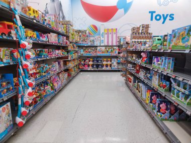 Toronto, On, Kanada - 4 Şubat 2024: Walmart süpermarketindeki oyuncaklarla raflara bakın