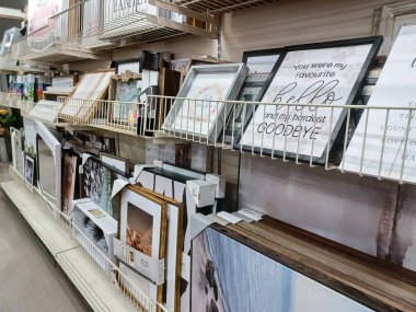 Toronto, On, Kanada - 11 Ocak 2024: Kazananlar perakende mağazasının raflarına bakın