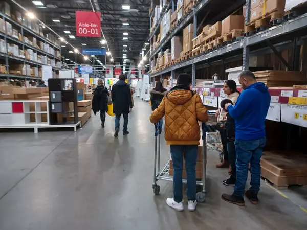 Toronto, On, Kanada - 11 Ocak 2024: Ikea satış bölgesinde mobilya ve ev aksesuarları sunulmaktadır