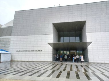 Toronto, ON, Kanada - 21 Mayıs 2024: Yağmurlu bir günde Aga Khan Müzesi 'ne bakın