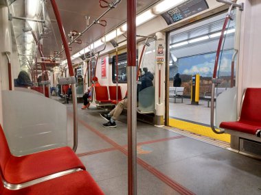 Toronto, ON, Kanada - 24 Haziran 2024: İçerideki Don Mill metro istasyonuna bakın