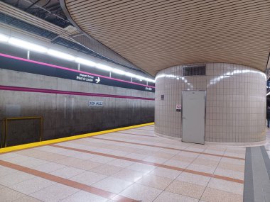 Toronto, ON, Kanada - 24 Haziran 2024: İçerideki Don Mill metro istasyonuna bakın