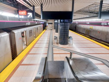 Toronto, ON, Kanada - 24 Haziran 2024: İçerideki Don Mill metro istasyonuna bakın