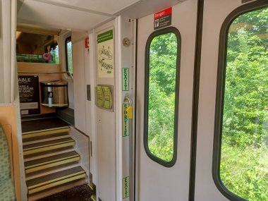 Toronto, ON, Kanada - 26 Haziran 2024: Go tren vagonunun iç görünümü