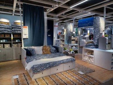 Toronto, On, Kanada - 11 Ocak 2024: Ikea satış bölgesinde mobilya ve ev aksesuarları sunulmaktadır