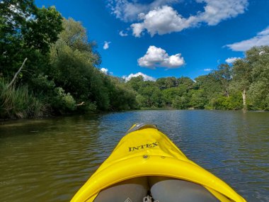 Etobikola, ON, Kanada - 20 Haziran 2024: Humber Nehri boyunca ilerleyen bir kanonun baş tarafı