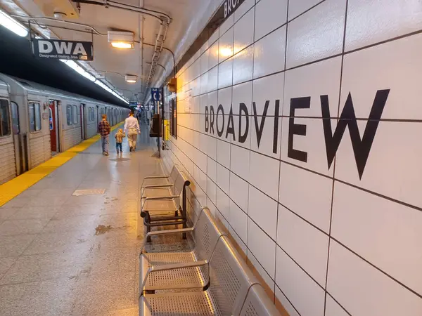 Toronto, ON, Kanada - 24 Haziran 2024: Broadview metro istasyonunda görüntülendi