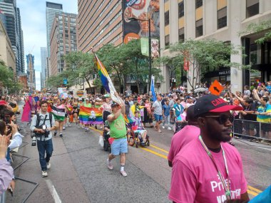 Toronto, ON, Kanada 30 Haziran 2024: Toronto 'daki 2024 Geleneksel Onur Yürüyüşü' ne Halk katıldı.