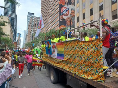 Toronto, ON, Kanada 30 Haziran 2024: Toronto 'daki 2024 Geleneksel Onur Yürüyüşü' ne Halk katıldı.