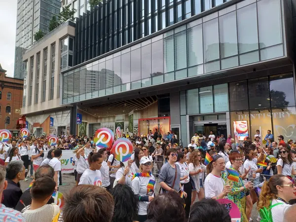 Toronto, ON, Kanada 30 Haziran 2024: Toronto 'daki 2024 Geleneksel Onur Yürüyüşü' ne Halk katıldı.