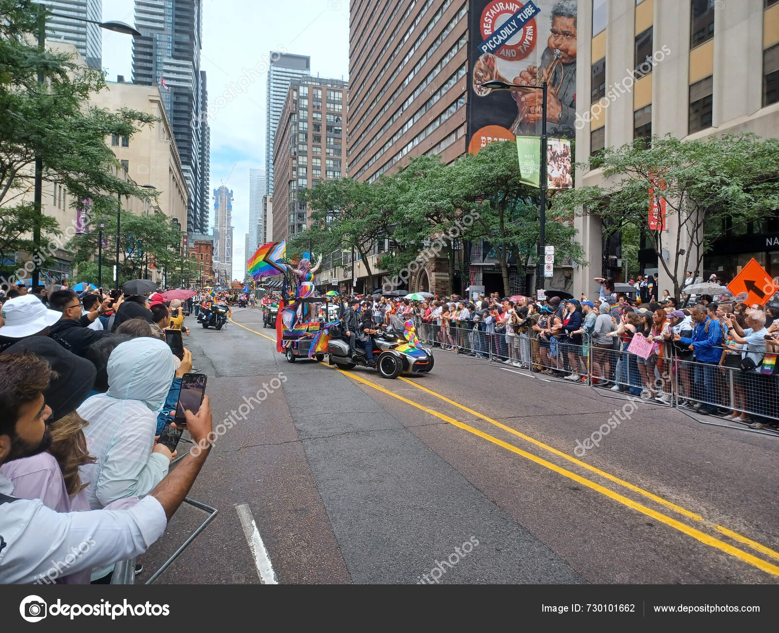 Toronto Canadá Junio 2024 Los Pueblos Participan Desfile Anual Del — Foto editorial de stock