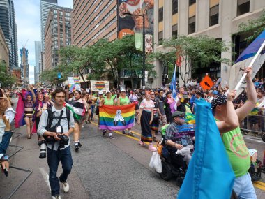 Toronto, ON, Kanada 30 Haziran 2024: Toronto 'daki 2024 Geleneksel Onur Yürüyüşü' ne Halk katıldı.