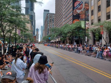 Toronto, ON, Kanada 30 Haziran 2024: Toronto 'daki 2024 Geleneksel Onur Yürüyüşü' ne Halk katıldı.