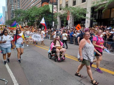 Toronto, ON, Kanada 30 Haziran 2024: Toronto 'daki 2024 Geleneksel Onur Yürüyüşü' ne Halk katıldı.