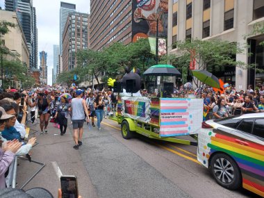 Toronto, ON, Kanada 30 Haziran 2024: Toronto 'daki 2024 Geleneksel Onur Yürüyüşü' ne Halk katıldı.