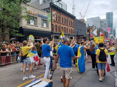 Toronto, ON, Kanada 30 Haziran 2024: Toronto 'daki 2024 Geleneksel Onur Yürüyüşü' ne Halk katıldı.