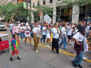 Toronto, ON, Kanada 30 Haziran 2024: Toronto 'daki 2024 Geleneksel Onur Yürüyüşü' ne Halk katıldı.