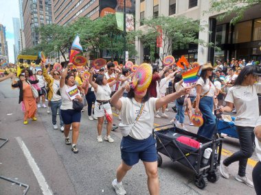 Toronto, ON, Kanada 30 Haziran 2024: Toronto 'daki 2024 Geleneksel Onur Yürüyüşü' ne Halk katıldı.