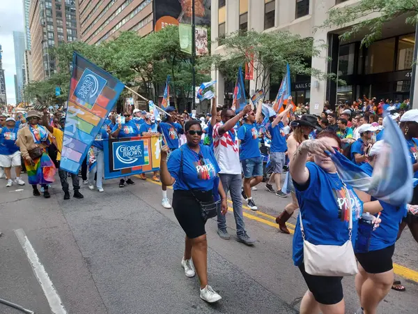 Toronto, ON, Kanada 30 Haziran 2024: Toronto 'daki 2024 Geleneksel Onur Yürüyüşü' ne Halk katıldı.