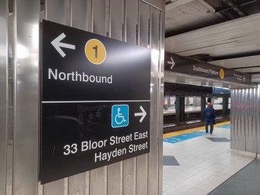 Toronto, ON, Kanada - 2 Temmuz 2024: Bloor ve Young metro istasyonunda (Sarı Hat) görüntüle