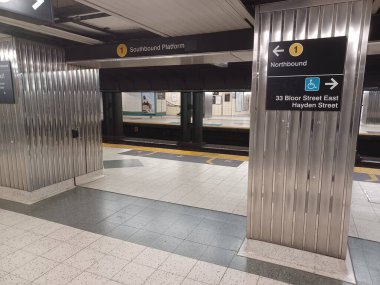 Toronto, ON, Kanada - 2 Temmuz 2024: Bloor ve Young metro istasyonunda (Sarı Hat) görüntüle