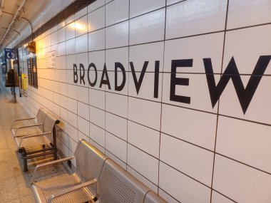 Toronto, ON, Kanada - 24 Haziran 2024: Broadview metro istasyonunda görüntülendi