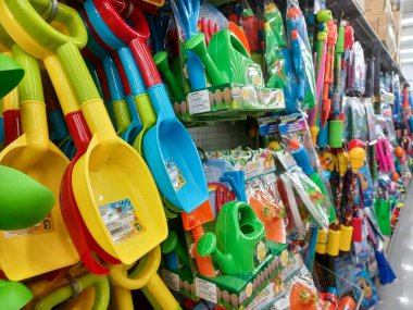 Toronto, On, Kanada - 14 Temmuz 2024: Farklı ürünler mağaza raflarında sıralanır